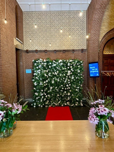 Witte bloemenwand in kerk