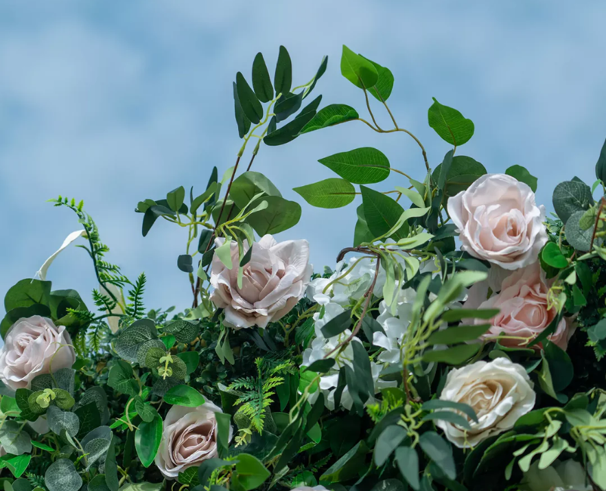 Groene bloemenwand met verschillende bloeiende planten en bladeren.